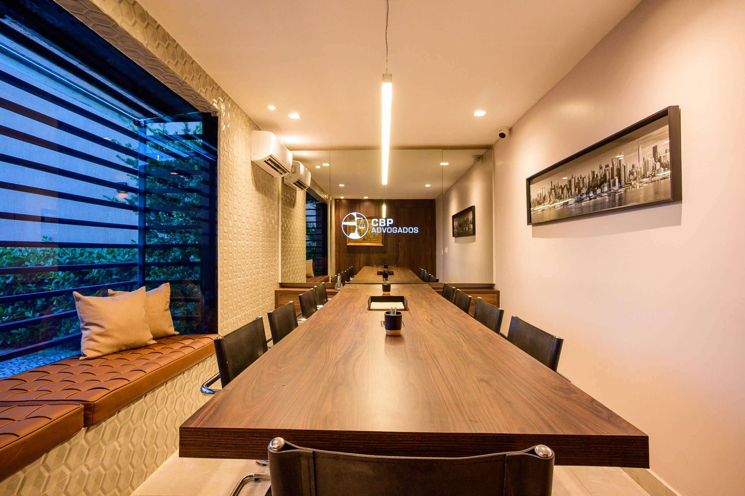 2 pessoas em frente aos notebooks 